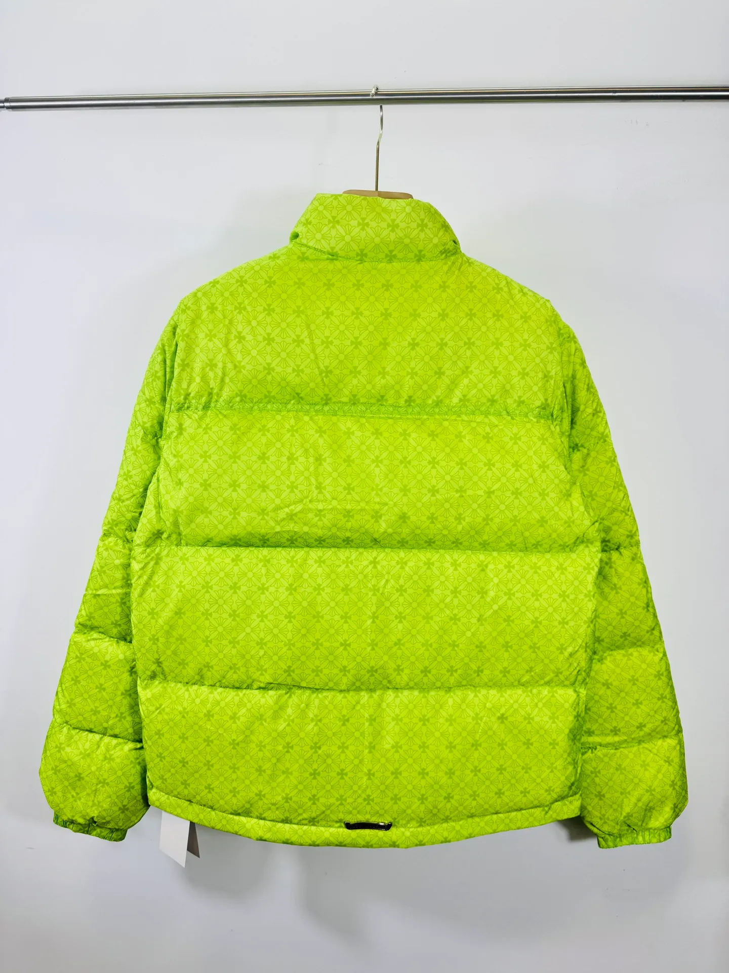 P760 top version 🐮 Real shot without P, ​​different from market products] Chrome Hearts ❄️ Winter environmentally friendly down jacket series ❄️ Chrome Hearts dark pattern series hooded down jacket is available at the counter at the same time ❤ The hood is detachable! The best Guangzhou national standard 90 velvet on the market! ! The world’s highest fluffiness of 900D! ! High standard and sufficient down filling! ! Exterior windproof and waterproof dark pattern custom fabric, interior high-grade dark pattern lining fabric to prevent lint, original hardware molding, exquisite craftsmanship details, casual or formal wear ✨ slim fit and not bloated Recommended color: Customized dark pattern flower series Code number: S, M, L, XL